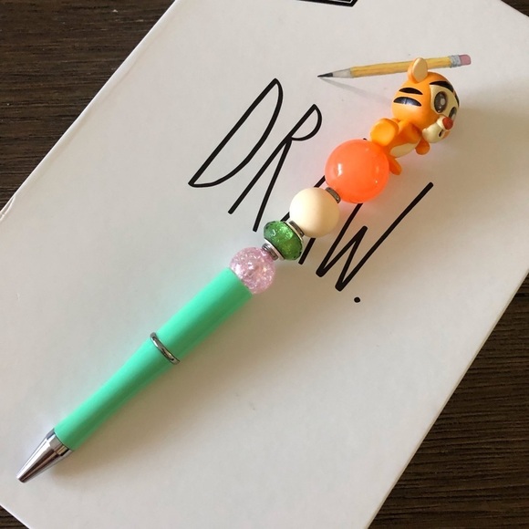 Disney Doorables: Winnie the Pooh: Tigger handmade beaded pen - Picture 2 of 3